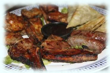 Impi Platters, ein Grillteller bestehend aus Boerewors, Lammrippen, Bobotie, Samoosas, Izinkuku, Karoo-Lamm Kotellett