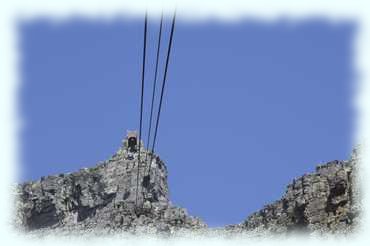 Blick aus der Seilbahnkabine auf die Bergstation am Tafelberg
