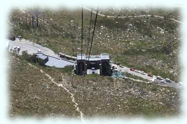 Blick aus der Seilbahnkabine auf die Talstation am Tafelberg