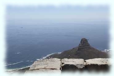 Blick vom Tafelberg mit dem Blick auf das Meer mit dem Lion Head im Vordergrund