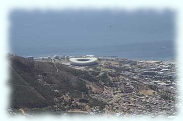 Das Stadion von Kapstadt neben dem Signal Hill