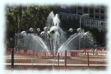 Der Brunnen an einem Ende der Adderley Street in Kapstadt mit Motiven der Fußball-Weltmeisterschaft 2010