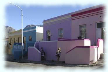 bunte Häuserzeile im Stadteil Bo-Kaap von Kapstadt
