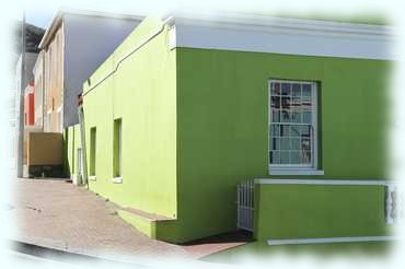ein leuchtend grünes Eckhaus in Bo-Kaap von Kapstadt