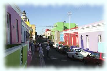 Straße mit bunten Häusern im Stadtteil Bo-Kaap von Kapstadt