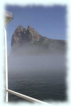 Felsen an der Küste, die aus dem Nebel auftauchen