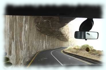 in die Felswand eingeschlagener halber Tunnel am Chapman's Peak Drive