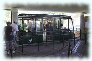 Eine Gondel des Funicular in der Talstation  der Standseilbahn