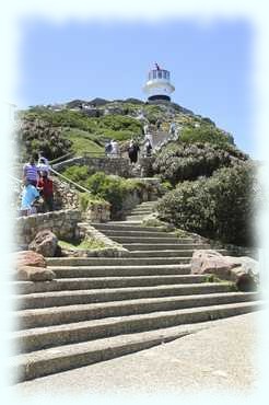 Blick über viele Stufen hinauf zum historischen Leuchtturm am Cape Point