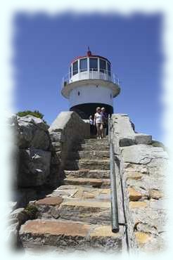 Die letzten Meter über schmale Stufen zum historischen Leuchtturm am Copa Point