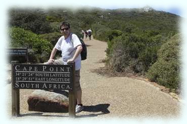 Rana steht bei einer Hinweistafel mit den Koordinaten von Cape Point