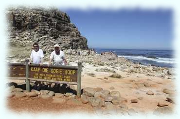 Attila und Rana stehen bei der Hinweistafel zum Kap der Guten Hoffnung mit seinen Koordinaten