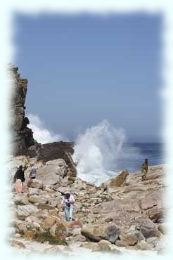 Die Gischt der Wellen peitscht hoch auf den Felsen vom Kap der Guten Hoffnung