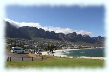 Blick auf die Bergkette Zwölf Apostel hinter Camps Bay