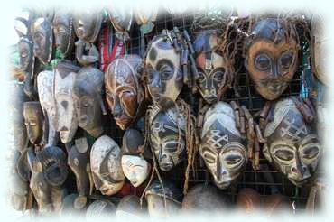 Schaurige Masken auf dem Souvenirmarkt auf der Braak