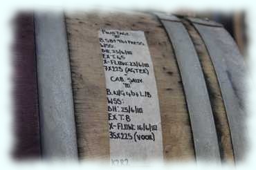 Beschriftung auf einem Rotweinfass für die Weinsorte Pinotage