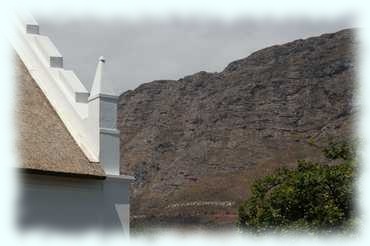 Detail der Dutch Reformed Church, dahinter der Schriftzug »Franschhoek« aus Steinen an einem Berghang