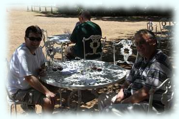 Rana und Attila sitzen an einem Tisch zur Weinverkostung