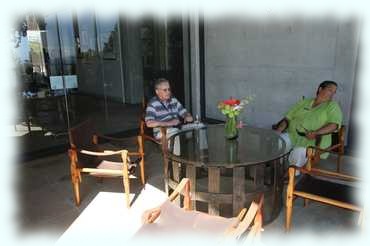 Attila und Cathy sitzen am Tisch zur Weinverkostung