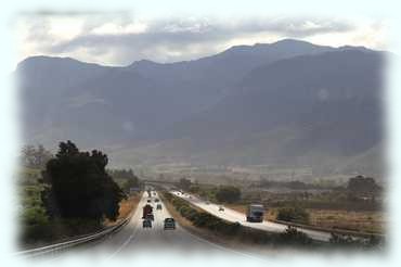 Blick entlang der Autobahn zu einer Bergkette