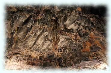 Stalaktiten an der Decke der Tropfsteinhöhle