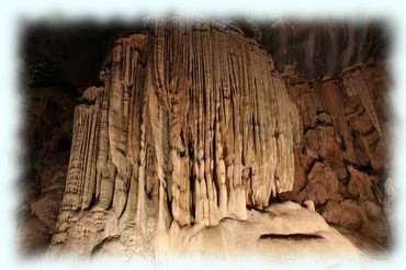 mächtige Tropfsteinformation am Rande ein Höhle