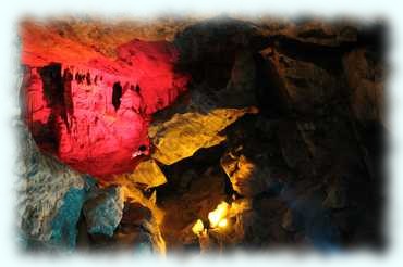 bunt beleuchteter Höhlenteil