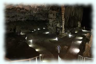 Blick in einer der großen Hallen im Höhlensystem