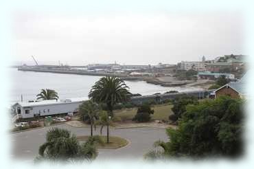 Blick auf die Bucht vor und den Hafen von Mossel Bay mit einer Waggongarnitur
