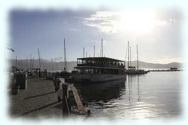 Das Ausflugsschiff an der Mole des Hafens von Knysna