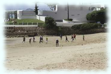 ein Fußballspiel am Strand vor dem Beacon Island Hotel