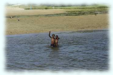 2 Kinder in einer »Lacke« am Strand