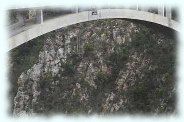 springender Bungeejumper von der Bloukrans River Bridge