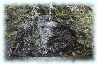 Kleiner Wasserfall über die Felsen