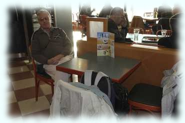Attila sitzt im Restaurant am Flughafen Schwechat