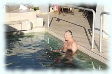 Attila sitzt im Pool von Paul