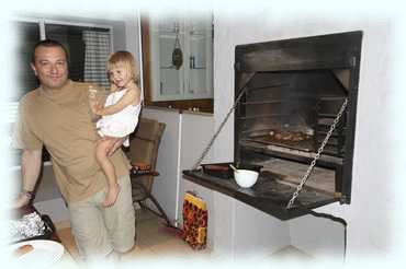 Paul und Magdalena vor dem Griller