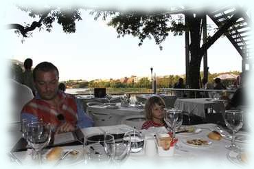 Paul und Magdalena am Tisch sitzend im O'Galito