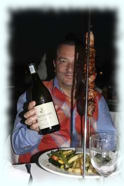 Paul mit einer Flasche Weißwein und seinem Fleischspieß im O'Galito