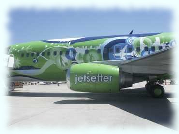 Ein buntbemalter Flieger der Kulula Airlines