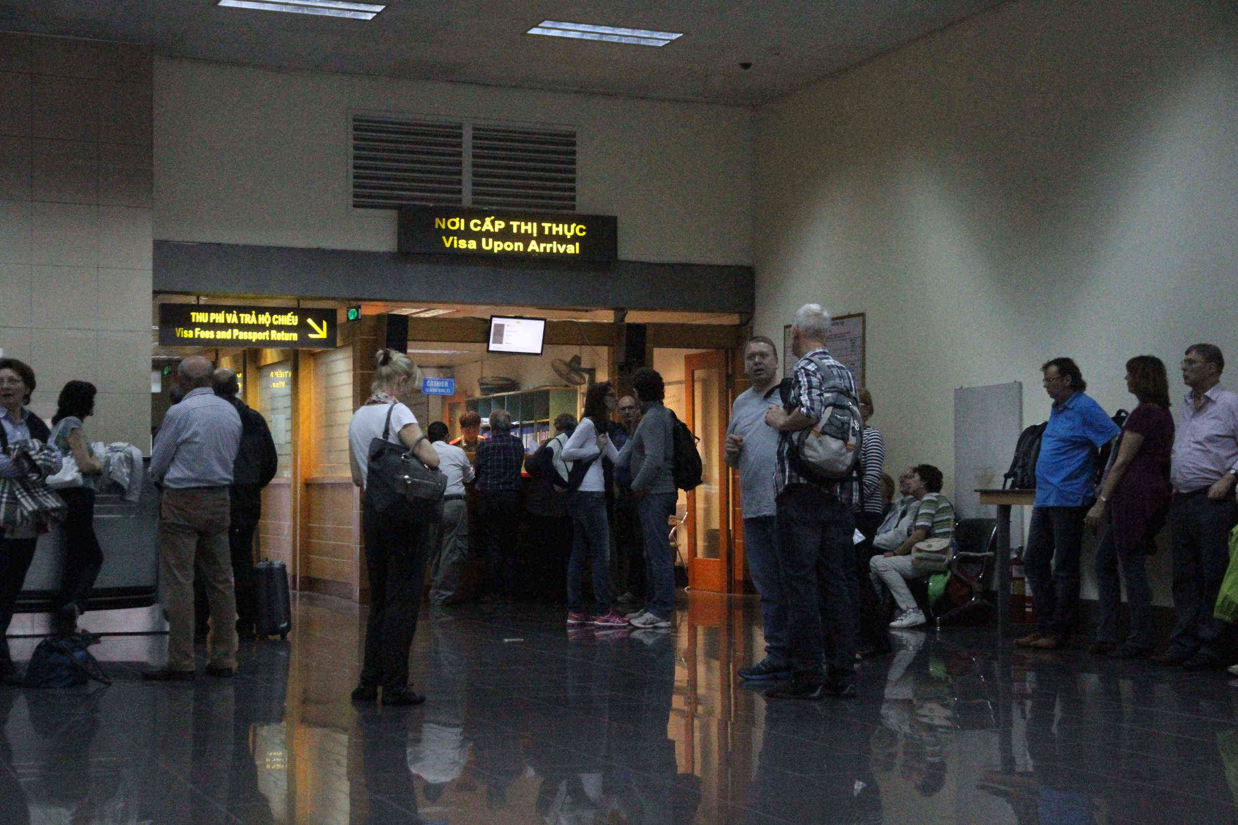 Beim Visumschalter des Flughafens von Hanoi
