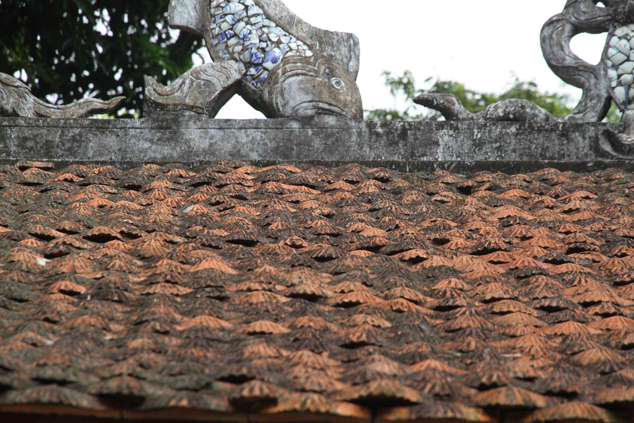 Dachziegeln mit einem kunstvollem Dachfirst