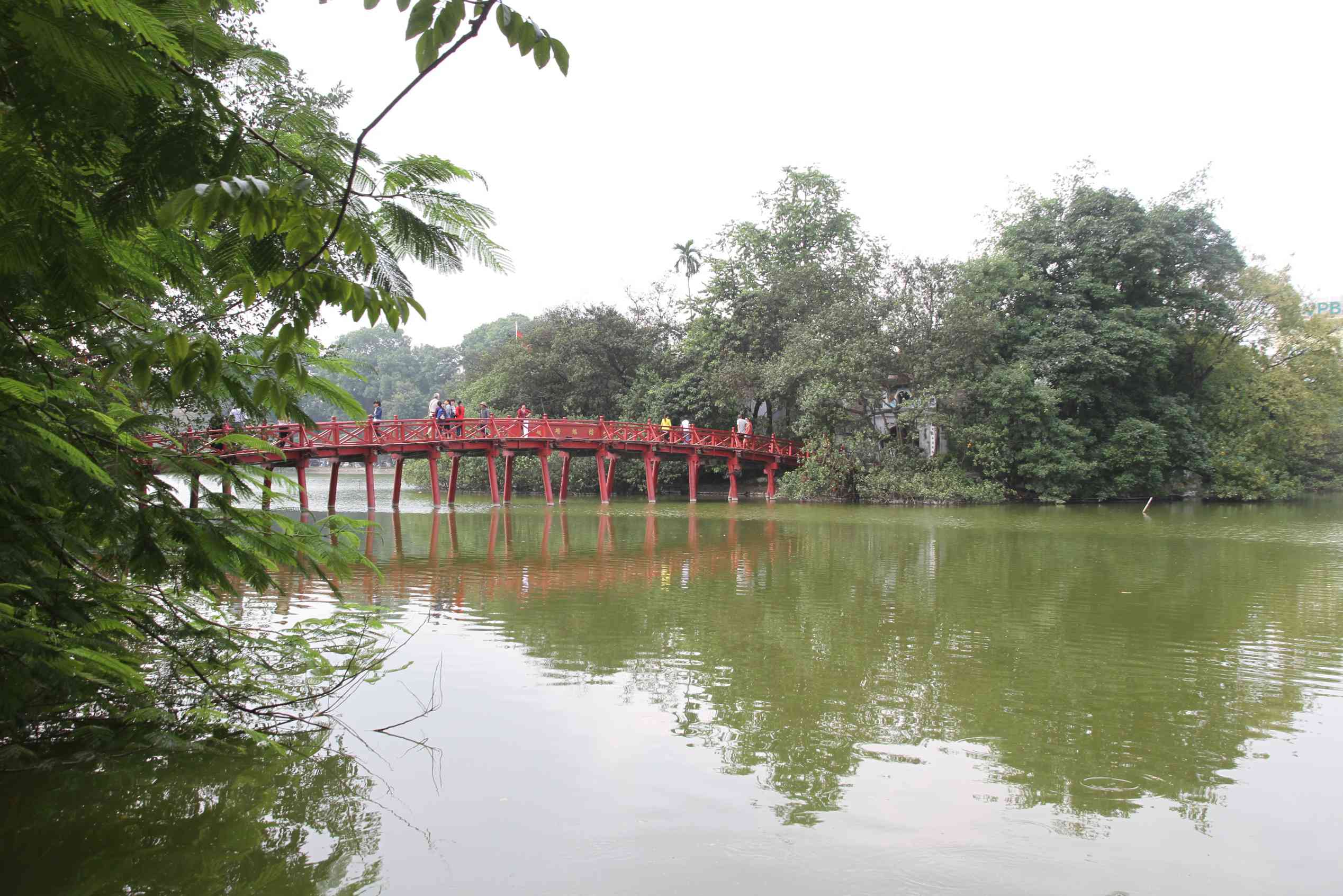 Die rote The Huc Brücke zum Jadebergtempel
