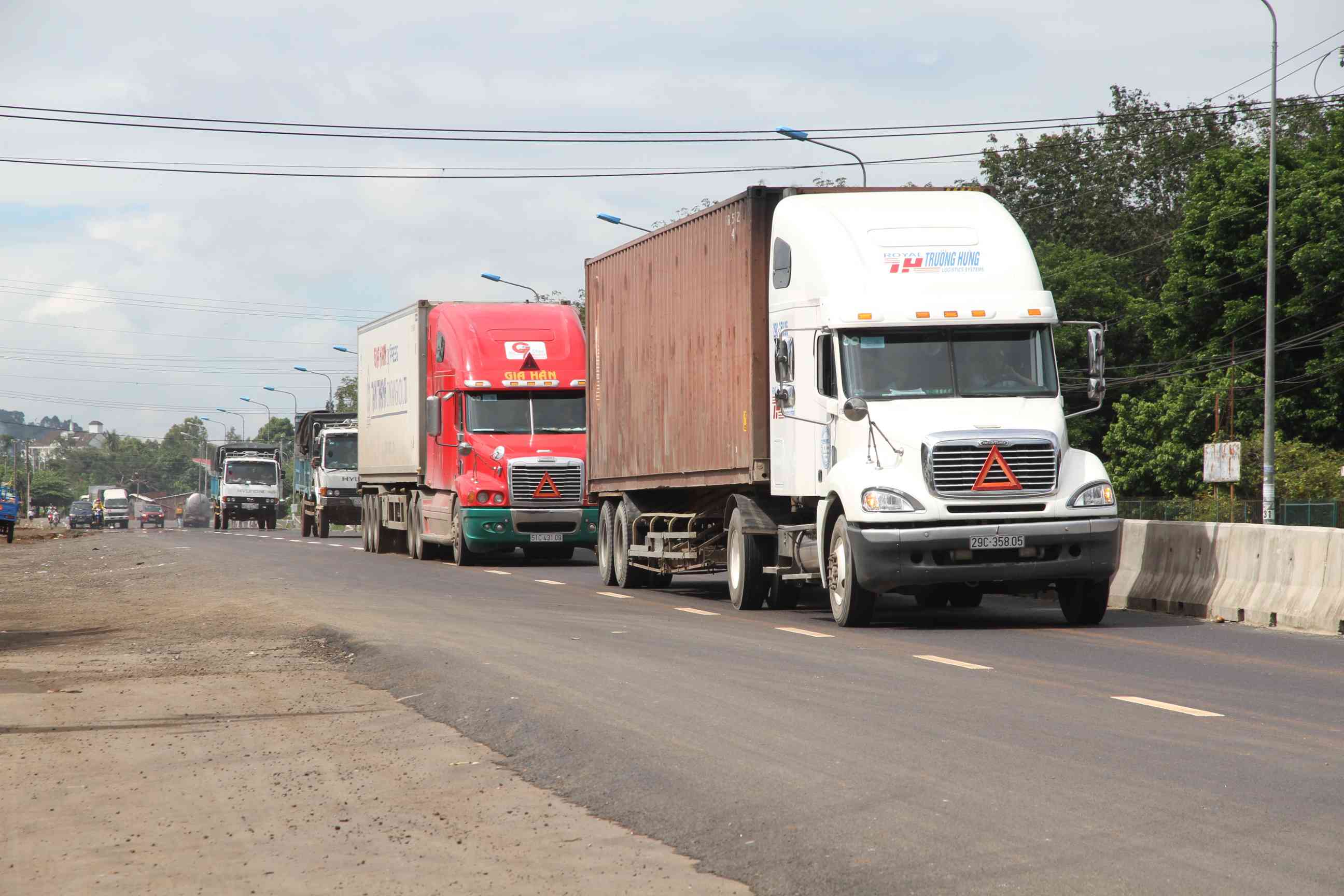 LKW-Karawane auf der Landstraße