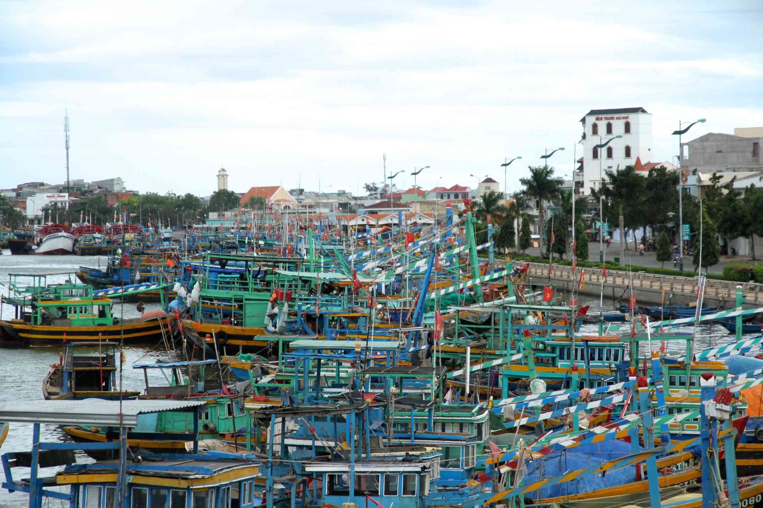 Der Haven von Phan Thiet mit bunten Schiffen