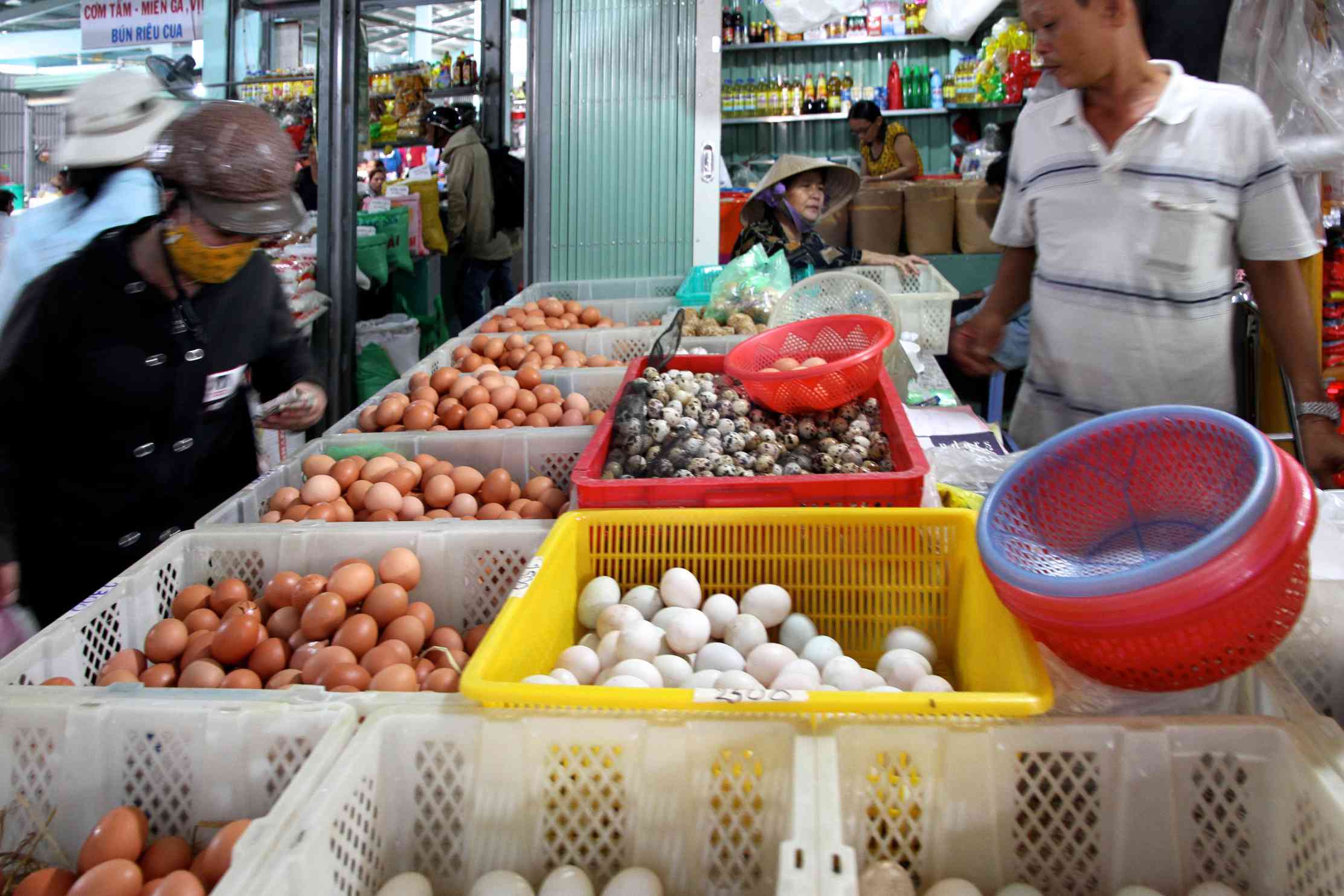 Eierverkauf in der Markthalle von Mũi Né