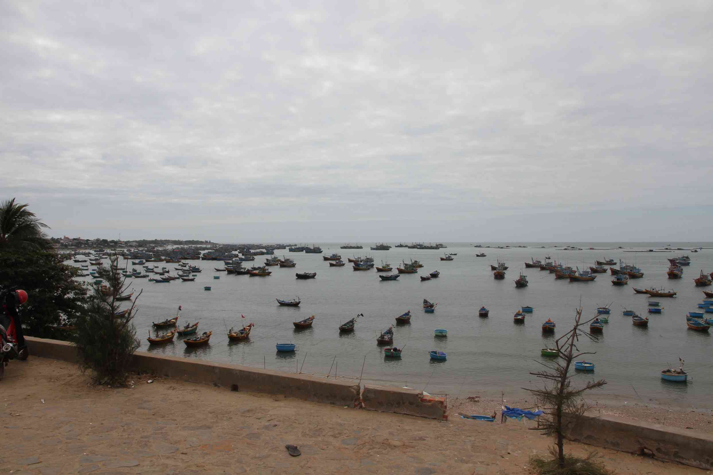 Blick auf den Hafen von Mũi Né