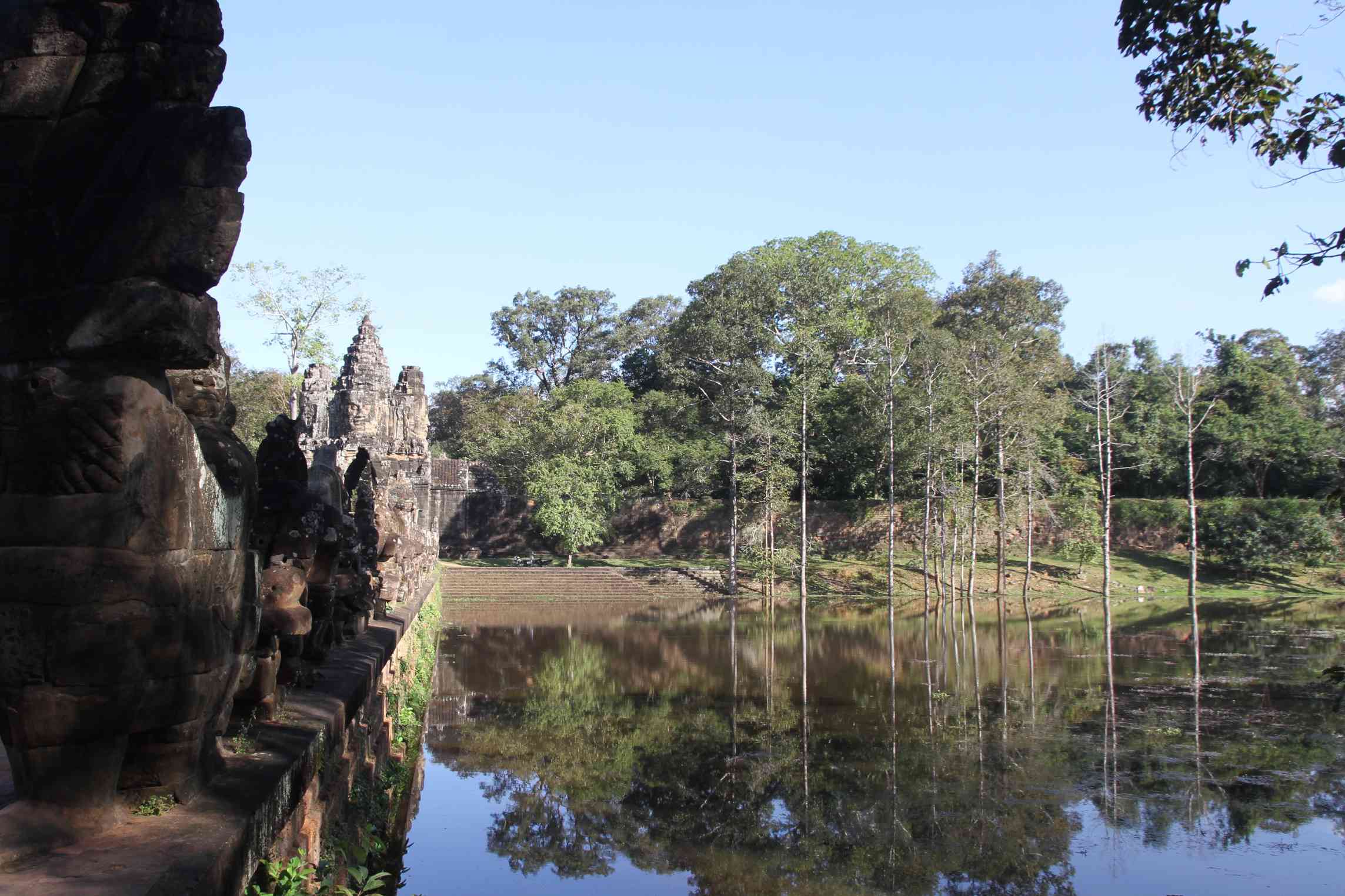 Wassergraben vor des Südtor zu Angkor Thom