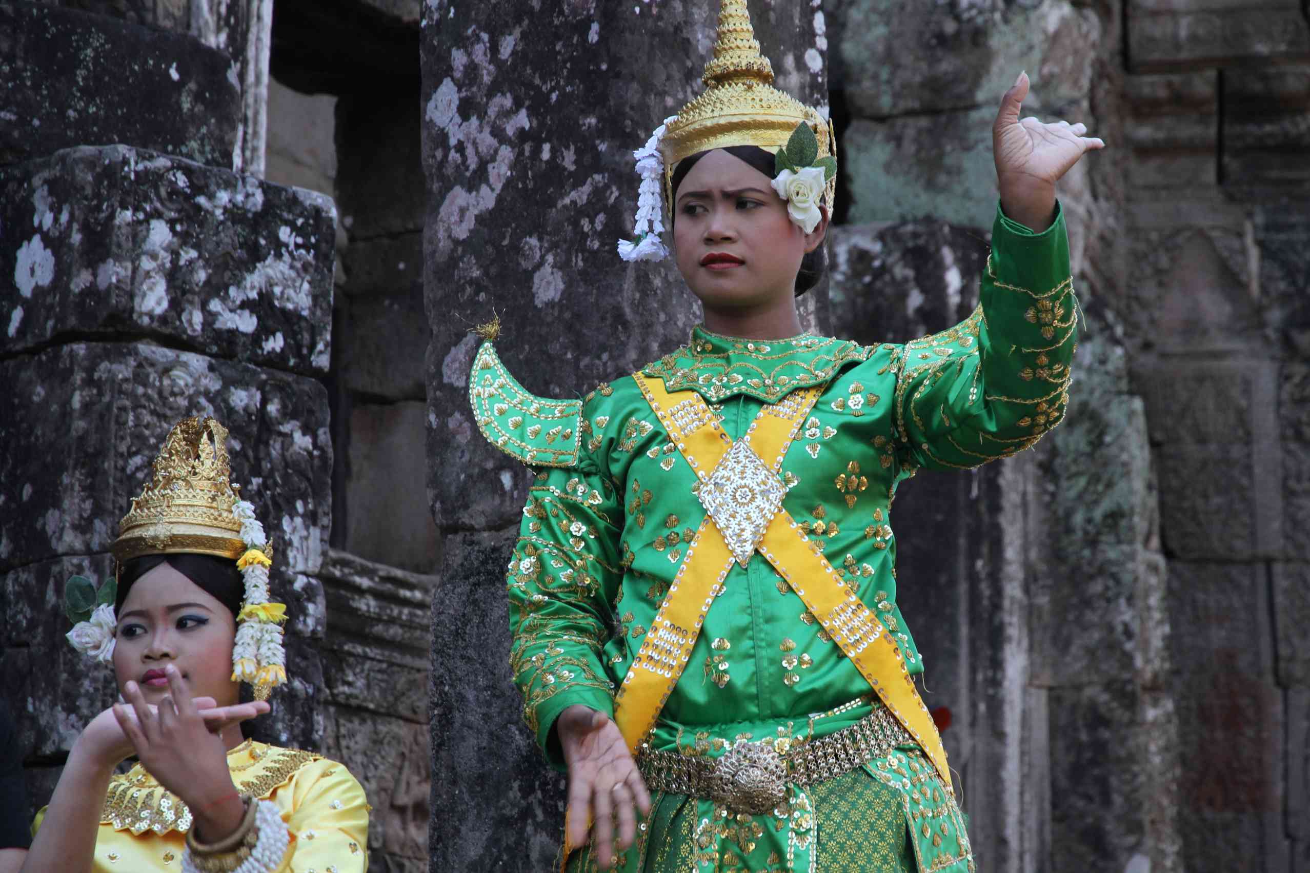 Eine bunte Folklore-Gruppe beim Bayon