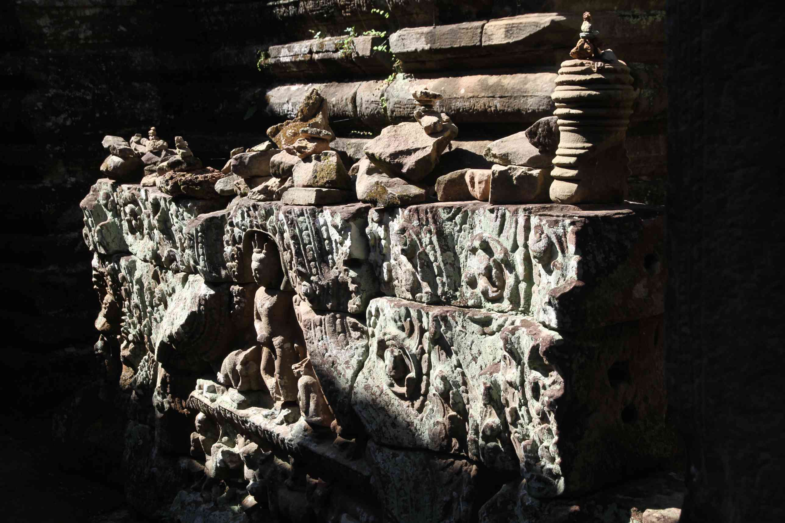 Detail an einer der Mauern des Bayon